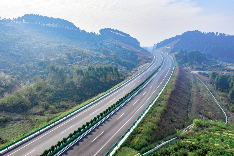 6.高速公路與群山相連，植被覆蓋率高，與原生態(tài)環(huán)境恢復(fù)有機(jī)結(jié)合.jpg